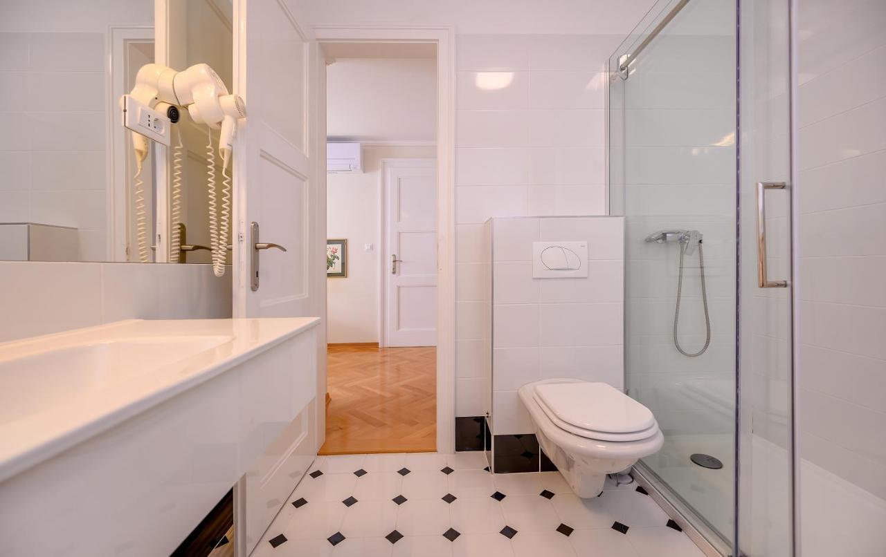 Palace Schoen Milesi - Esense Of Prestige - Private Pool - Free Parking - Old Money Style Luxury Rooms - Walking Distance To The Old Town, The Beach And All Amenities - Buralux Properties Split Exteriér fotografie