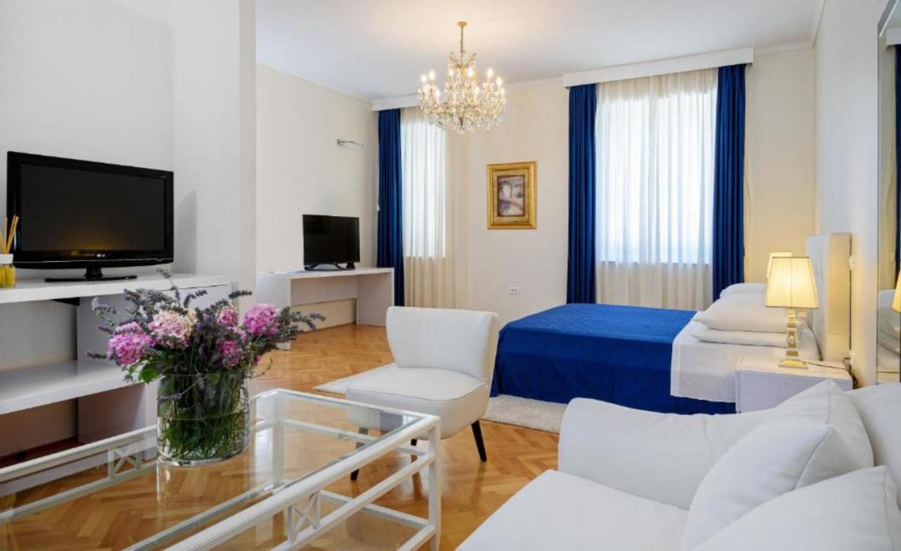 Palace Schoen Milesi - Esense Of Prestige - Private Pool - Free Parking - Old Money Style Luxury Rooms - Walking Distance To The Old Town, The Beach And All Amenities - Buralux Properties Split Exteriér fotografie