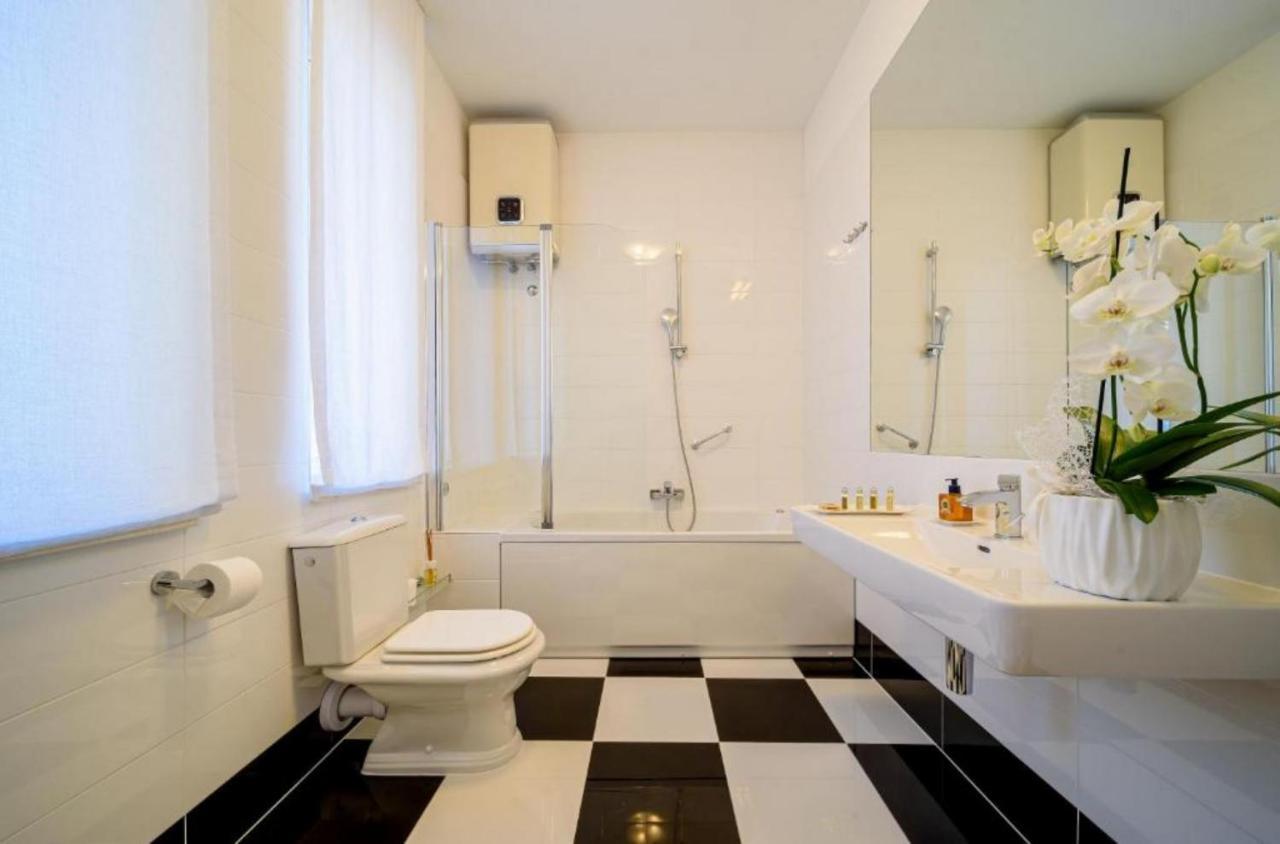 Palace Schoen Milesi - Esense Of Prestige - Private Pool - Free Parking - Old Money Style Luxury Rooms - Walking Distance To The Old Town, The Beach And All Amenities - Buralux Properties Split Exteriér fotografie