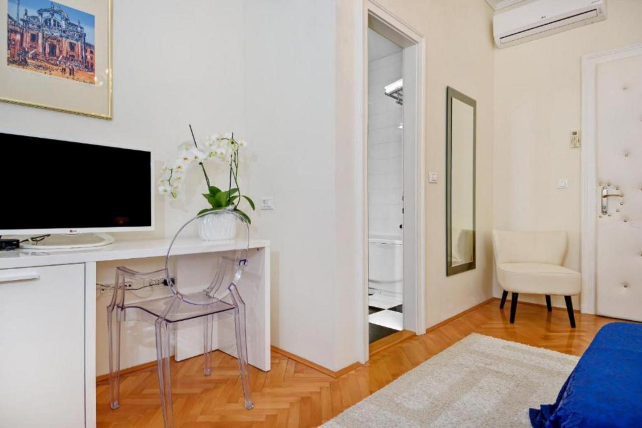 Palace Schoen Milesi - Esense Of Prestige - Private Pool - Free Parking - Old Money Style Luxury Rooms - Walking Distance To The Old Town, The Beach And All Amenities - Buralux Properties Split Exteriér fotografie