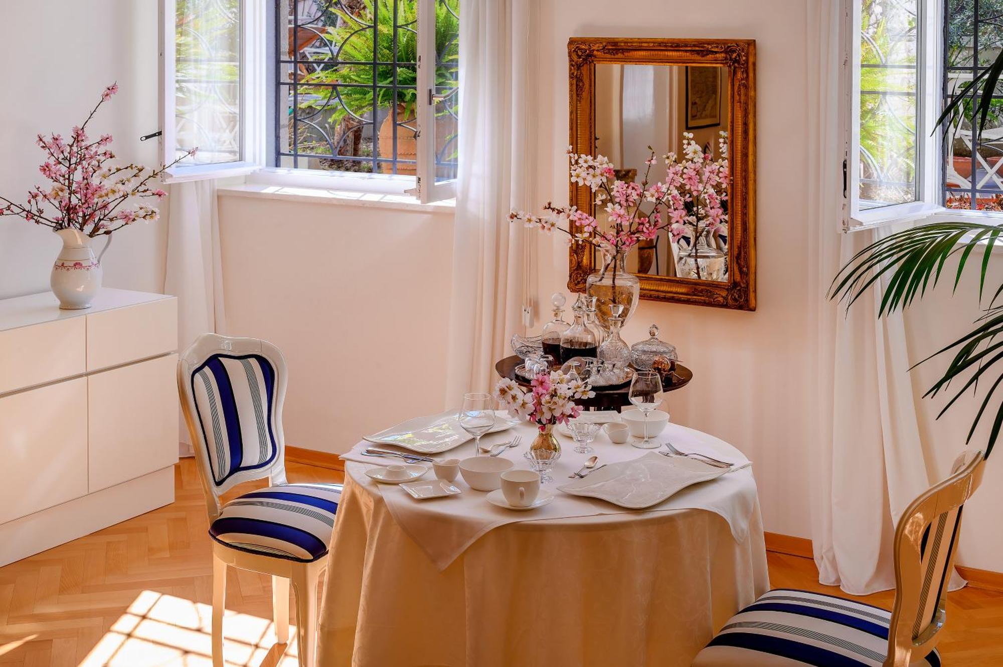 Palace Schoen Milesi - Esense Of Prestige - Private Pool - Free Parking - Old Money Style Luxury Rooms - Walking Distance To The Old Town, The Beach And All Amenities - Buralux Properties Split Exteriér fotografie