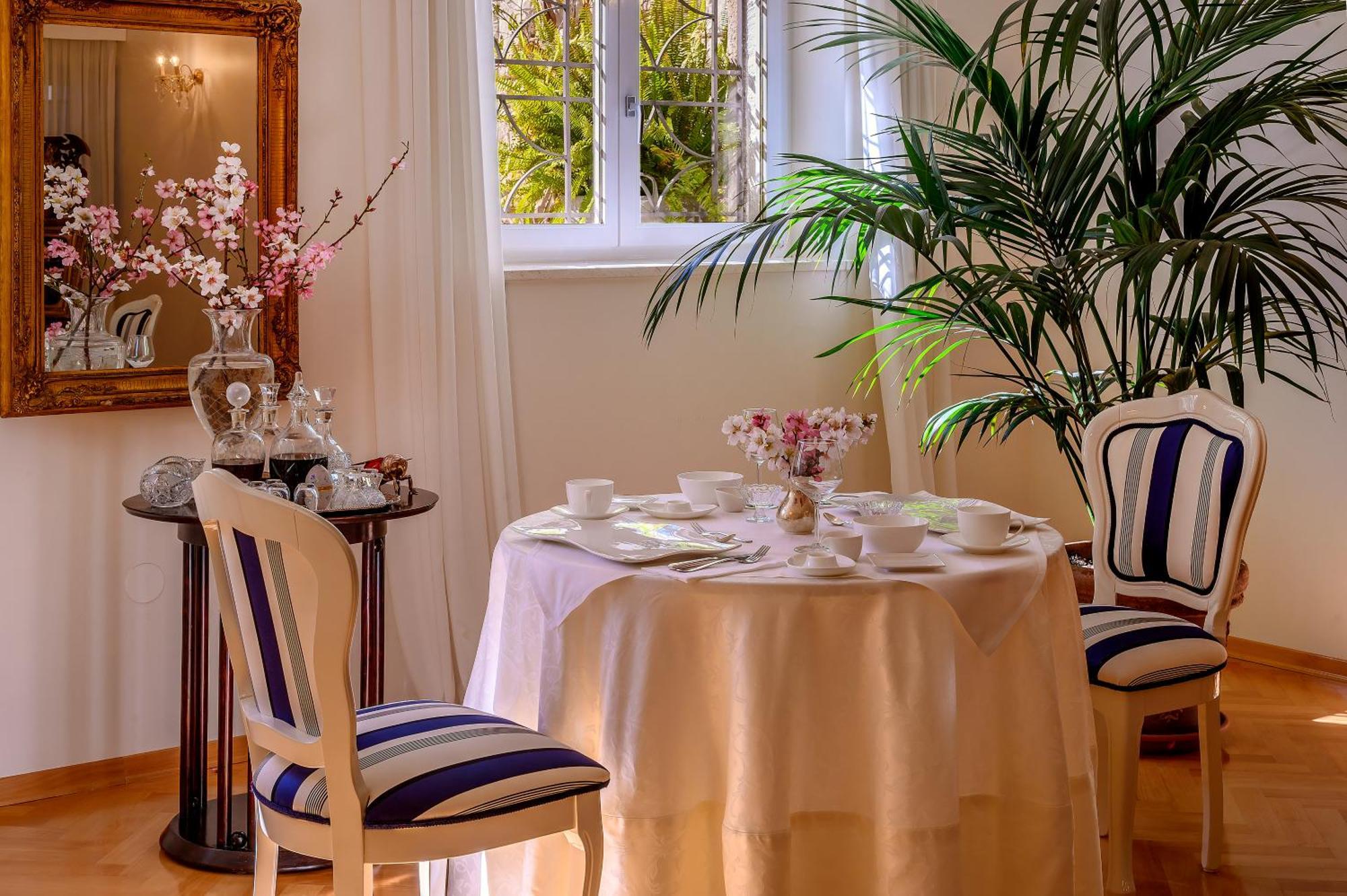 Palace Schoen Milesi - Esense Of Prestige - Private Pool - Free Parking - Old Money Style Luxury Rooms - Walking Distance To The Old Town, The Beach And All Amenities - Buralux Properties Split Exteriér fotografie